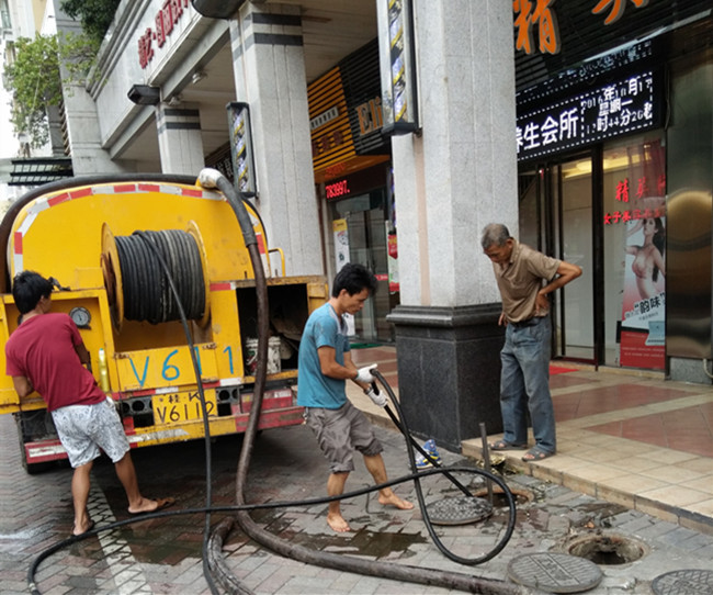 清理化糞池工程
